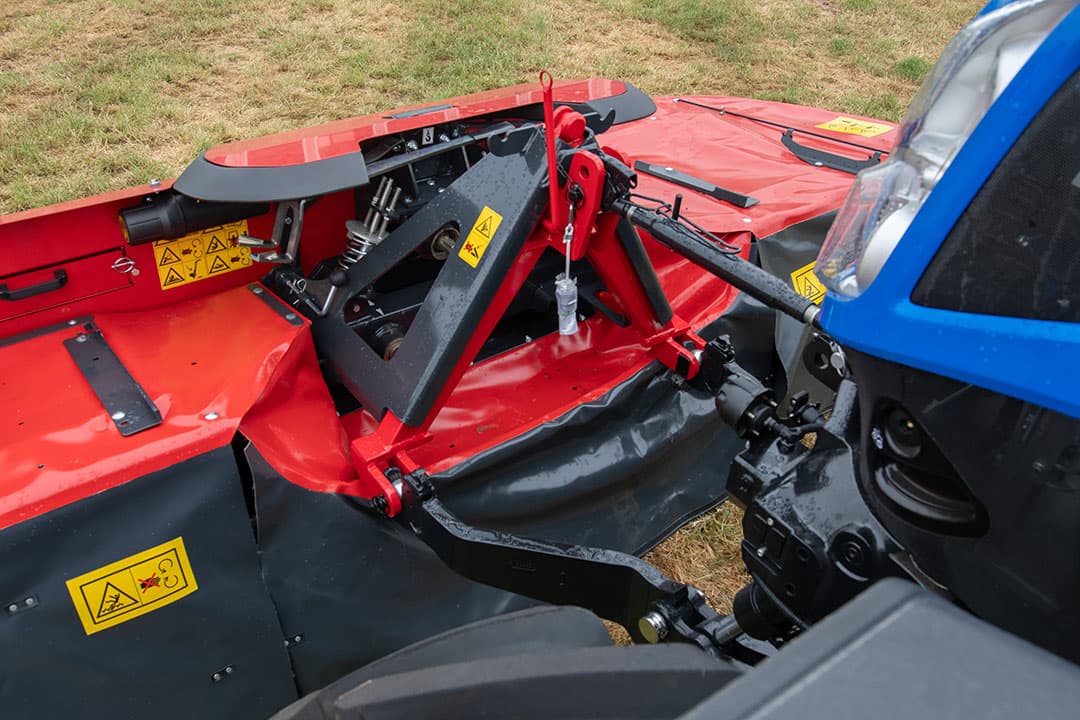 De voorkant van de maaier kreeg een cosmetische update. De achterkant is eveneens aangepast. Zo is de aankoppelbok compacter gemaakt, waardoor de maaier 40 centimeter dichter op de trekker zit.