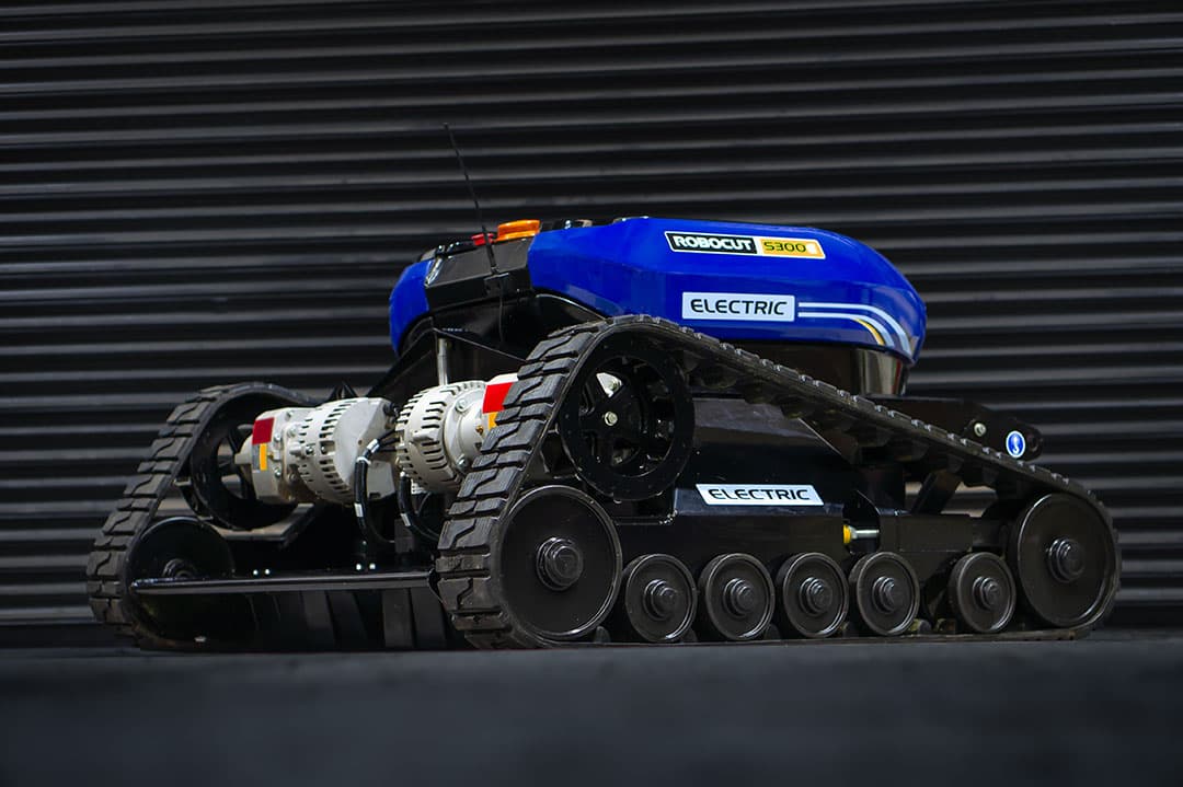 De Britse machinefabrikant McConnel heeft de Robocot S300E-bermmaaier gebouwd. Deze wordt aangedreven door twee Vanguard 48 volt lithium accu’s. De looptijd is maximaal 4 uur bij continu gebruik. - Foto: McConnel