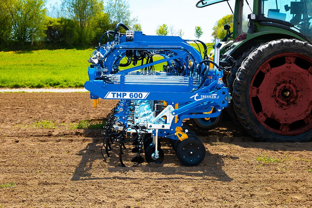 Met een nieuw concept van schoffelhouders is de breedte-instelling van de Treffler THP-schoffelmachine te bepalen. Rekening houdend met de aard en stand van het gewas kan de trekkerchauffeur via een bedieningsterminal in de cabine de instelling wijzigen. - Foto: Treffler