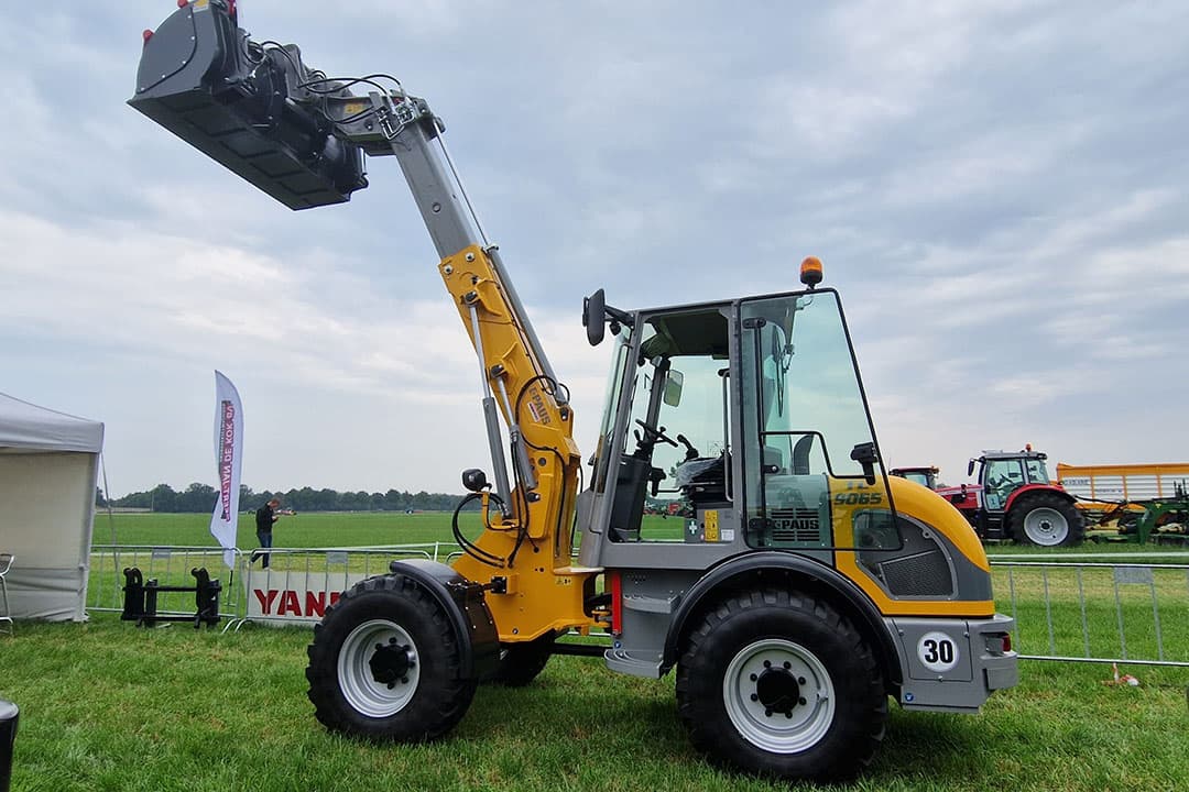 De Paus TL 9065 telescoop kiklader kan tot 5 meter hoog laden en naar links en rechts draaien.