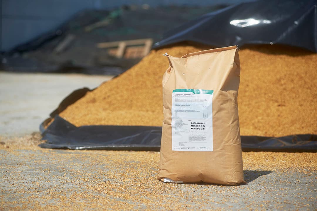 Een zak met gefractioneerd bypass fat van Speerstra Feed Ingredients voor de slurf met sodagrain.