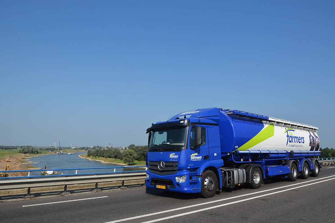 Een bulkwagen van ForFarmers ergens op de snelweg. - Foto: Carin Vos