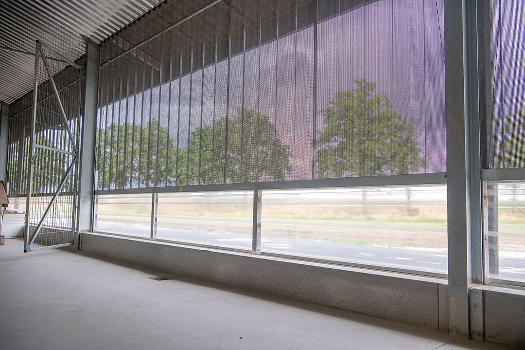 Als de voorgestelde verhoging van de emissiefactor wordt doorgevoerd, zullen leghennenhouders die een nieuwe volièrestal bouwen, verplicht zijn om alternatieve staltechnieken toe te passen om de emissie te verminderen. - Foto: Michel Velderman