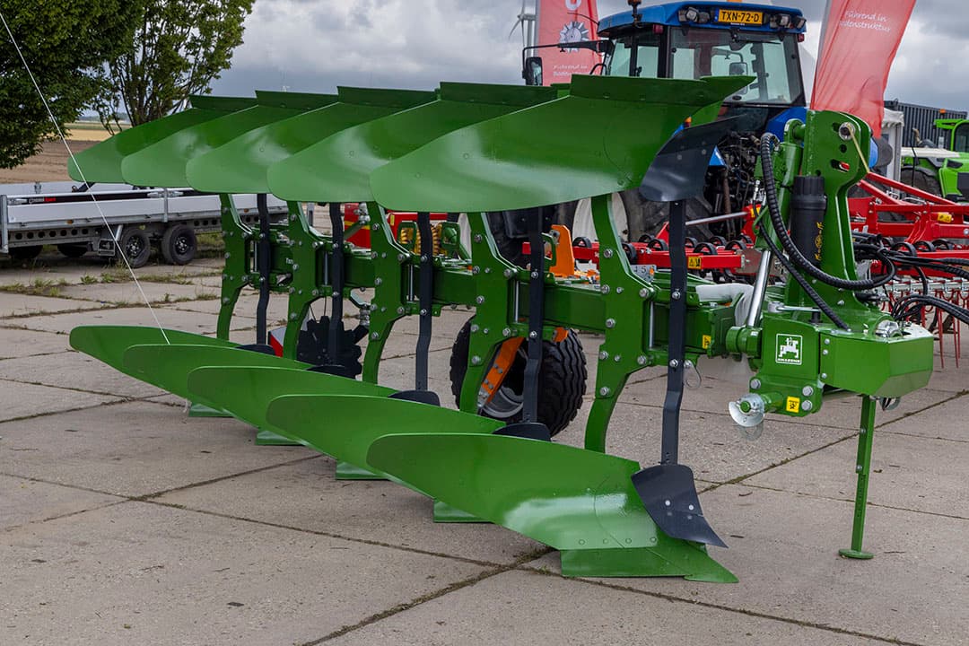 Amazone introduceert de Teres ploeg als vervanger van de Cayron ploeg. De Teres is er van 4 scharen, terwijl dat bij de Cayron met 5 scharen begon. De ploeg die werd getoond op de Akkerbouwdag was een 5-schaar uit de 300 serie. Dat staat voor een ploegkop die 300 pk aankan. Er is voorzien dat er ook een lichtere 100 en 200 serie op de markt zal komen.