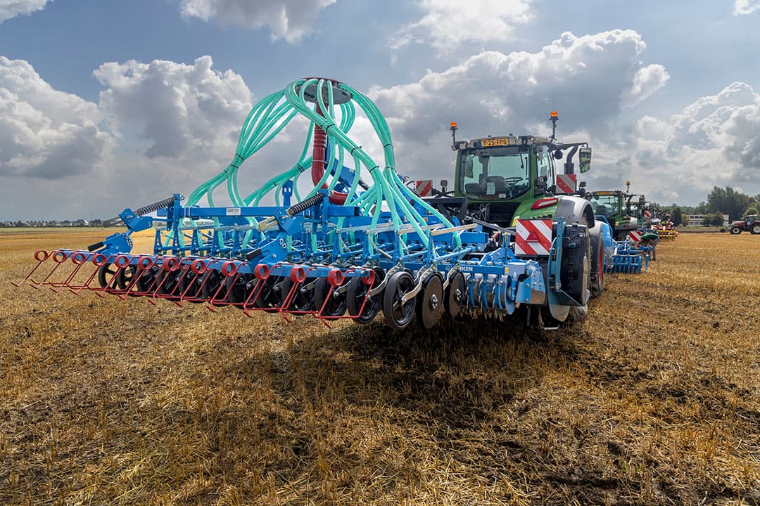 Wel te zien in de demo: Imants 46VX spitmachine met voorzetwoeler, in combinatie met Lemken Zirkon 8 rotorkopeg en Solitair pneumatische zaaimachine.