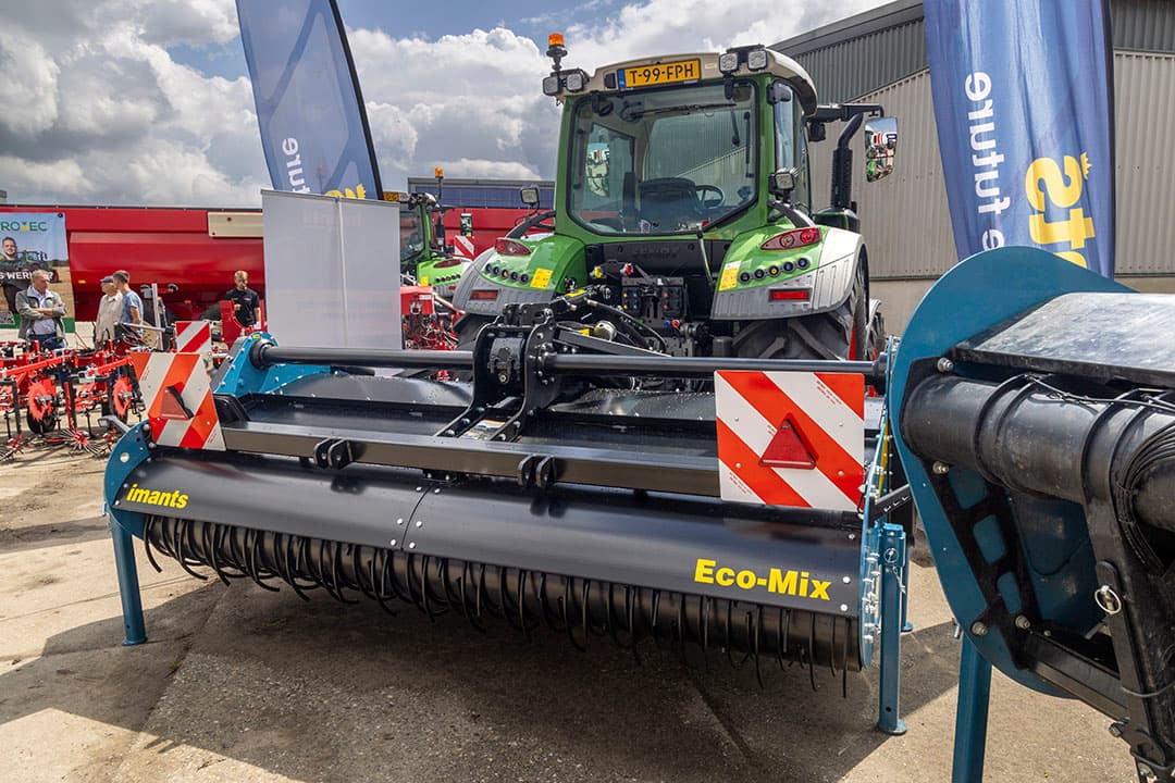 Niet gedemonstreerd, maar wel te zien, inspelend op de trend naar minder diepe grondbewerking: de Imants Eco-Mix. Een roterende spitmachine voor ondiep spitwerk. Behalve door minder diep te werken heeft de machine door de kortere spitarmen ook beduidend minder vermogen nodig dan de traditionele spitter.