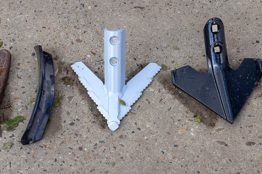 Zoveel mensen zoveel wensen. Güttler kan zijn cultivator met verschillende beitels uitrusten. De verschillen zitten in de details: rechts de standaard ganzenvoet, met opstaande randjes waardoor de beitel bij slijtage langer zijn volle breedte houdt. In het midden een ganzenvoet met “Boehlerit” (Widia) snijvlakken. Naar verluidt goed voor een 8 maal langere levensduur, maar ook 8 maal duurder in de aanschaf.