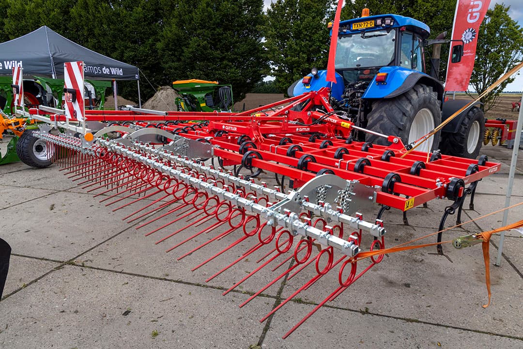 Ondiep maar wel volledig ontstoppelen, schillen wordt het ook wel genoemd, is een trend in de stoppelbewerking. Güttler toont een cultivator die speciaal voor dat doel met platte ganzenvoeten is uitgerust. De beitels zijn 20 centimeter breed en per 13 centimeter gaat er een door de grond waardoor volledig wordt overlapt en oppervlakkig los gesneden.