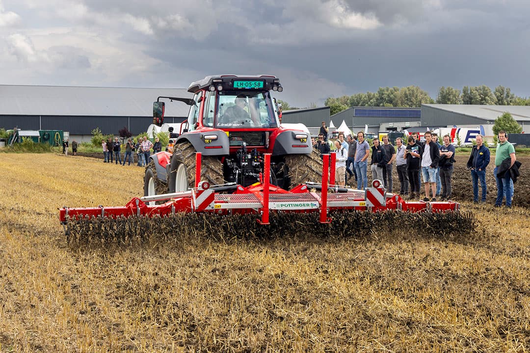 Niet zozeer bedoeld voor stoppelbewerking, maar meer voor onkruidbestrijding in het voorjaar zijn de rotorwieders zoals deze Pöttinger Flexcare. Na een flinke bui in de ochtend kon de machine op de klei toch goed werk leveren. Vollopen is er mede door de hoge rijsnelheid die deze machines nodig hebben niet bij.