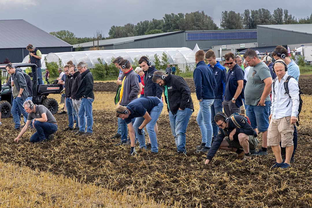 De praktijk is het bewijs. Bezoekers maakten volop gebruik van de gelegenheid om de machines aan het werk te zien en te beoordelen of de beloftes ook worden waargemaakt. Via een koptelefoon kon iedereen het commentaar bij de machines goed volgen.