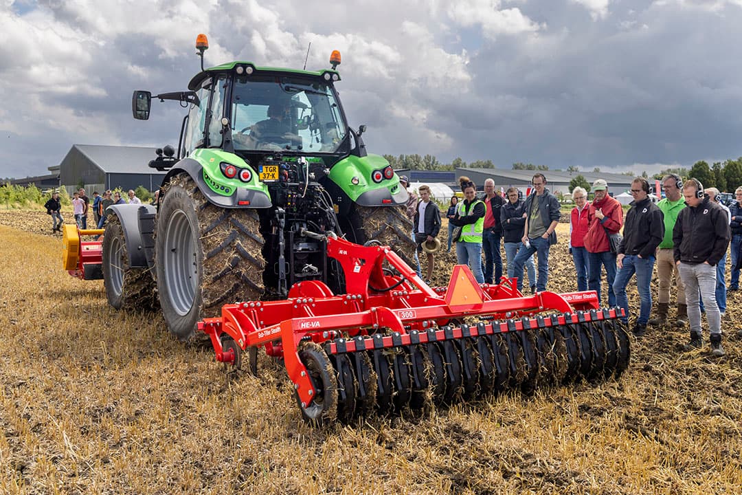 Landkracht demonstreert een INO Dominator klepelmaaier in de front met He-Va Stealth woeler als een primeur op de Nederlandse akker. De woeler is uitgerust met 6 tanden met kleine ganzevoeten. De “slanke” tand in combinatie heeft hydraulisch in diepte verstelbare snijschijven die zorgen dat de ondergrond goed wordt los gemaakt voor voldoende waterberging, maar de bovenlaag echter ook in tact laat. Achterop met hydraulisch instelbare werkdiepte een grote V-profil rol (diameter 60 cm), voorzien van schrapers.