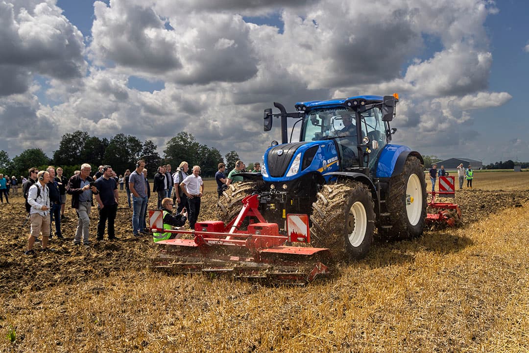 Horsch importeur Zonna hing een Cultro 3TC dubbele snijwals in de front met een Joker 3CT schijveneg.