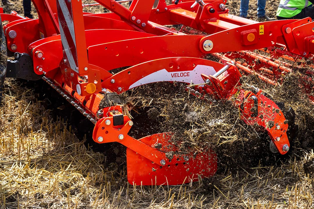 Maschio Gaspardo combineert de Veloce schijveneg met een klepelmaaier in de front. In gedragen uitvoering is de Veloce tot 6 meter werkbreedte leverbaar, getrokken tot 7 meter.