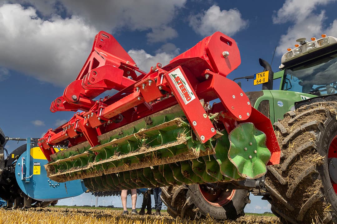 Eland Machines vertegenwoordigt het Belgische Steeno en demonstreert de Multi-tasker-cultivator met Discomulch-messenwals in de front. Een combinatie van een rotor met rechte messen en een rij schulpte schijven.