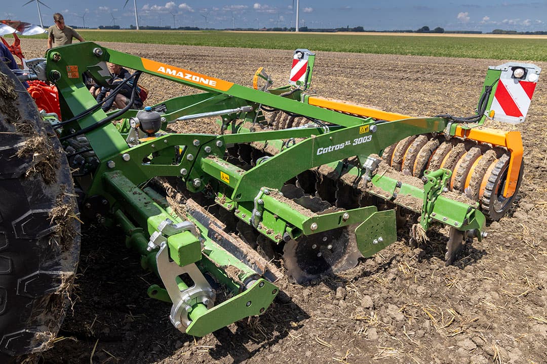 Amazone demonstreerde de Catros XL 3003 schijveneg voorzien van de modulair aangebouwde snijwals om gewasresten of groenbemesters kort te snijden.