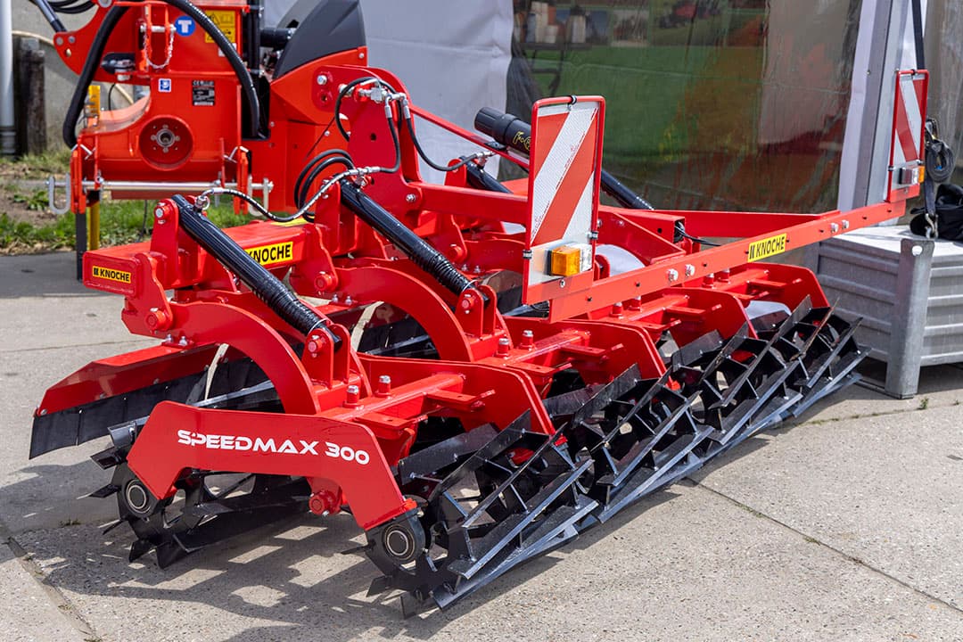Zelfde principe, andere constructie: de Speedmax snijwals van Knoche. Snijwalsen worden gebruikt om groenbemesters te verkleinen en met name in Duitsland ook veel ingezet in de maïsstoppel om de maïsstengelboorder te bestrijden.