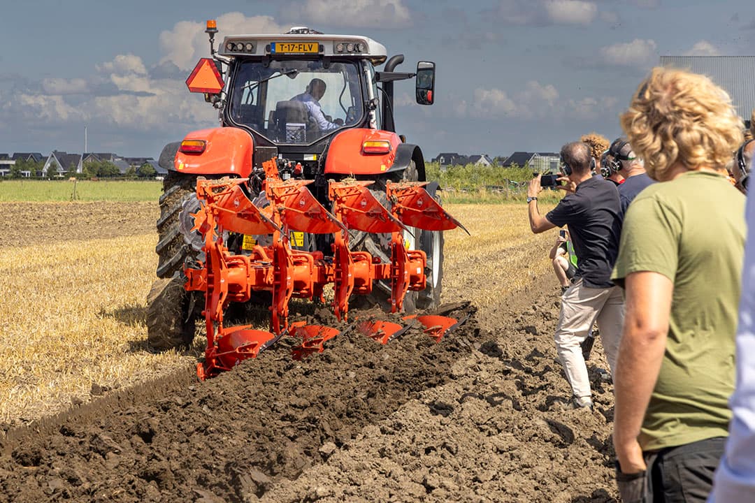 Bovenover ploegen om de ondergrond te ontzien. Kuhn demonstreert een 4-schaar uit de boerenpraktijk en maakte op de demo mooi werk.