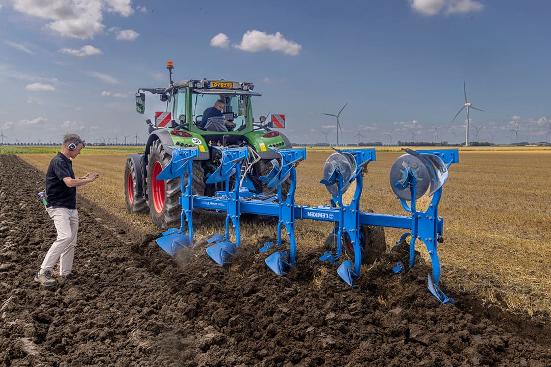 Lemken doet hetzelfde met een 5-schaar Juwel 8 die zowel onland als rijdend door de voor is te gebruiken. Uitgerust met DuraMaxx kleiristers voor extra levensduur.