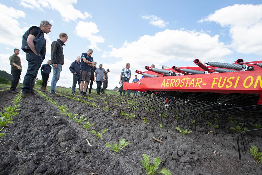 Op het Groeikracht Cosun Onkruidplatform in Nieuw-Balinge (Dr.) kunnen telers zien waar de machines toe in staat zijn en krijgen ze door specialisten uitleg bij de resultaten. - Foto's: Hans Banus