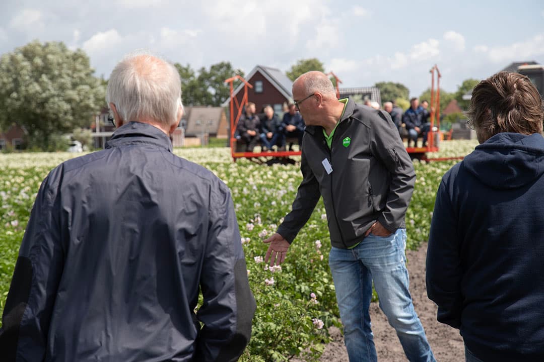 Kenniscoördinator Jans Klok geeft telers  tijdens de Innovatiedagen van Innovatie Veenkoloniën uitleg bij een van de zetmeelaardappelproeven van Avebe. - Foto: Hans Banus