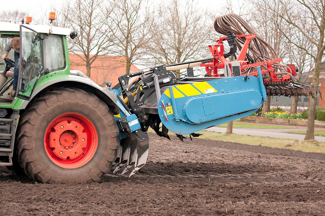 Alles in een: grondbewerking plus zaaien of poten is een belangrijke reden om de spitmachine te verkiezen boven de ploeg. Combineren met een woeler is inmiddels ook populair. Organische stof bovenin houden is de trend. - Foto: Koos vd Spek
