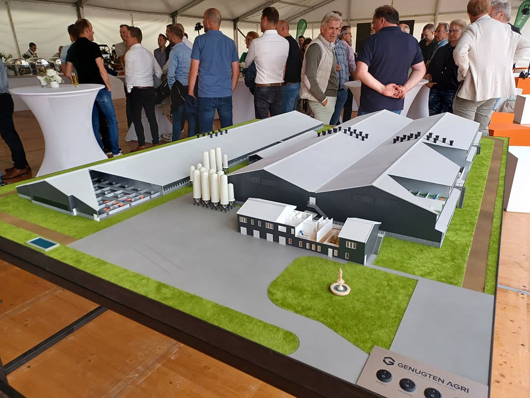 Een maquette van de nieuwe zeugenstal staat in de tent.