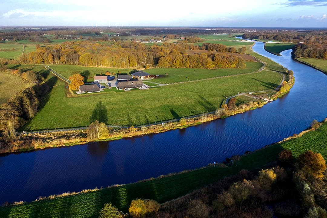 Luchtopname van vleesveebedrijf Erve Vechtdal dat pacht van Staatsbosbeheer. - Foto: Ronald Hissink