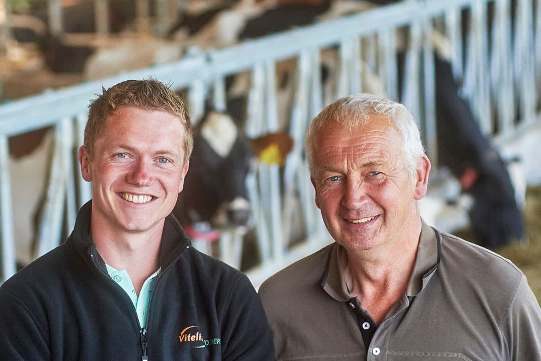 Het gemengde bedrijf met 120 melkkoeien en 2.000 vleesvarkens wordt gerund door Jan Peer (rechts), zijn vrouw Gerrie en hun zoon Joost. Zoon Bart (links) springt bij, naast zijn baan als rundveevertegenwoordiger bij Vitelia Voeders. bedrijf. Daarnaast is er dagbesteding voor (dementerende) ouderen. Er is 41 hectare in gebruik, waarvan 39 hectare gras en 2 hectare mais.