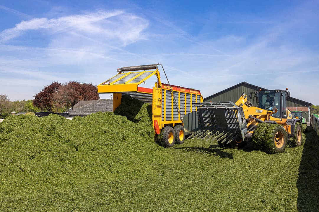 Inkuilen van gras op 3 mei. De gemiddelde graskuil van dit voorjaar heeft een zeer hoge verteerbaarheid. - Foto: Peter Roek