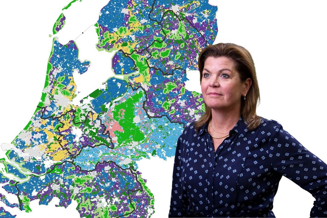 Minister Van der Wal en kaart met richtinggevende emissiereductiedoelstellingen per gebied van juni 2022. - Afbeelding: Roel Dijkstra en ministerie LNV, beeldbewerking
