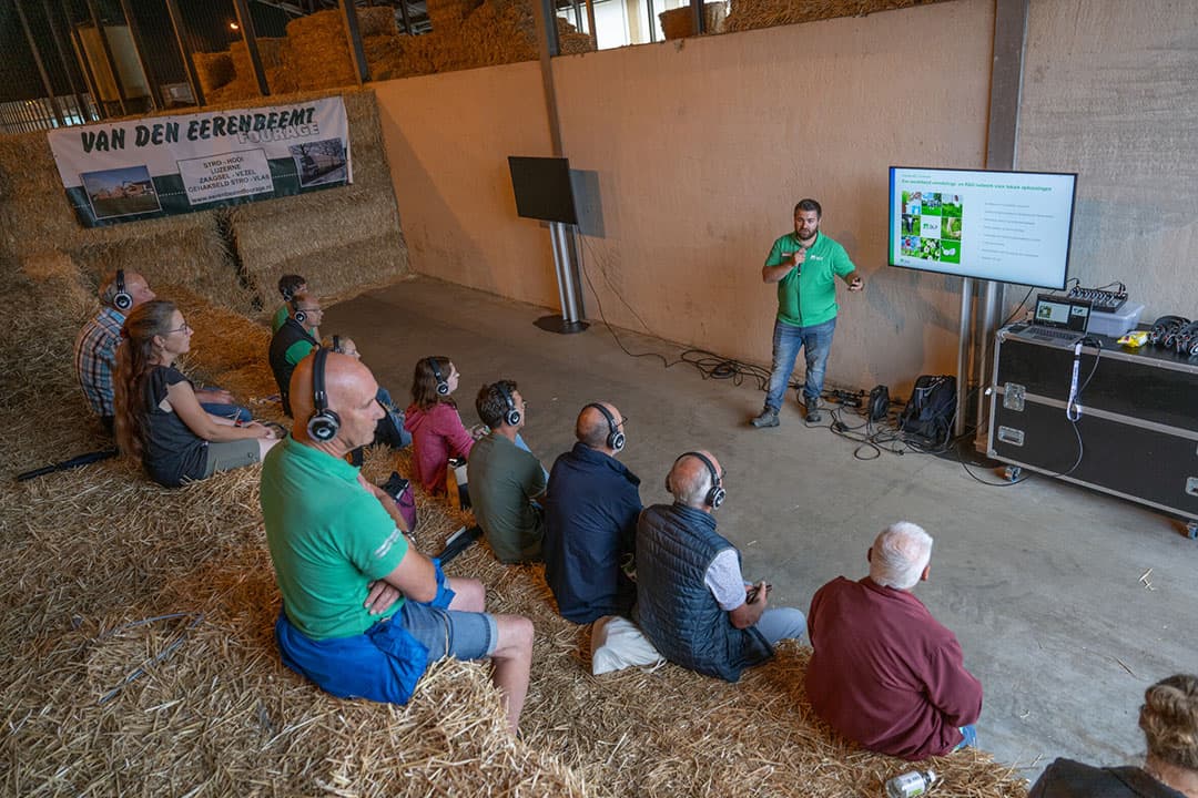 Een presentatie bij de Grasdag van Boerderij en Trekker op het terrein van K.I. Samen in Grashoek.