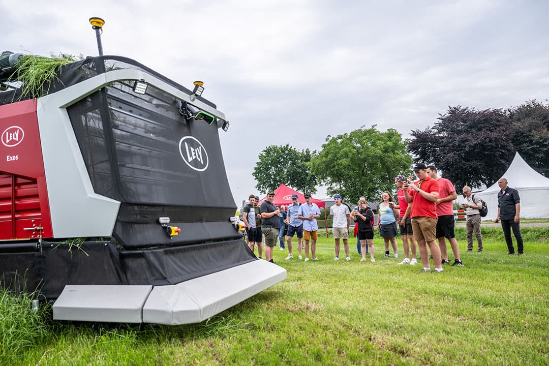 Er draaien inmiddels al verschillende in Nederland, maar voor vrijwel alle bezoekers is het de eerste keer dat ze de Lely Exos maairobot voor zomerstalvoedering aan het werk zien. Helemaal autonoom en volledig elektrisch aangedreven.