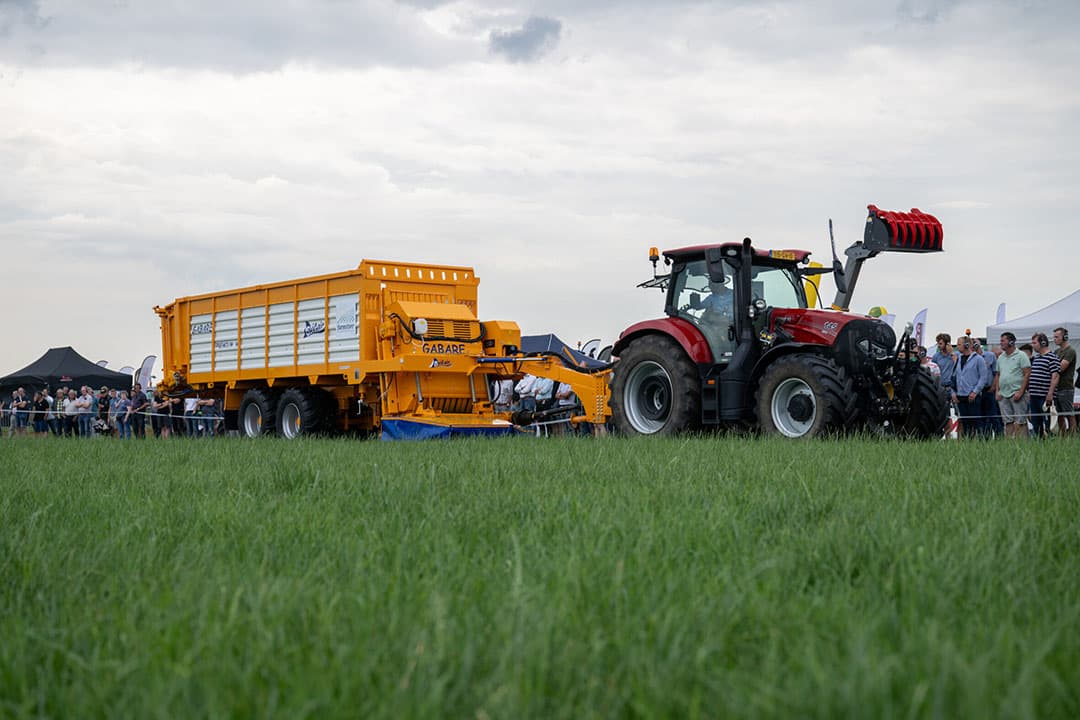 Zomerstalvoedering heeft veel belangstelling. Vorig jaar startte Farmstore met de import van de Franse Belair maai-laadwagens voor vers gras. Hier het nieuwste type. Technisch vrijwel gelijk aan de machine die vorig jaar op het eind van het seizoen in Nederland werd gedemonstreerd, maar iets compacter gebouwd.