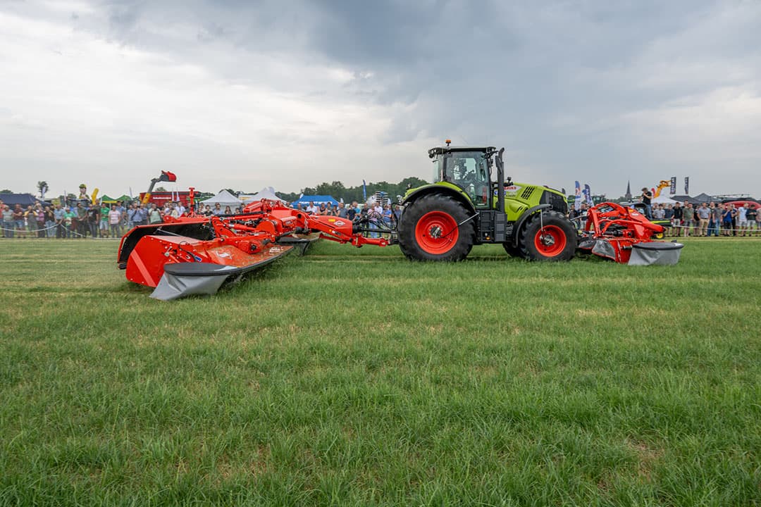 Veel nieuwe machines op de Grasdag, zoals de Kuhn FC13460 triple maaier met een werkbreedte is afhankelijk van de gewenste overlap verstelbaar van 12,40 tot 13,40 meter.