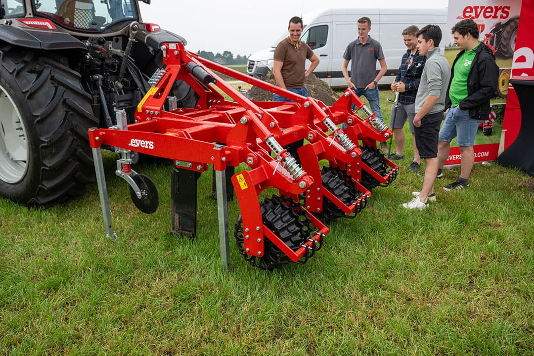 Evers heeft zijn graslandwoeler sinds kort uitgerust met veerbelaste drukwielen. Eerder was dat een starre montage. Door de verende constructie heeft een bultje nu geen invloed meer op de totale machine.
