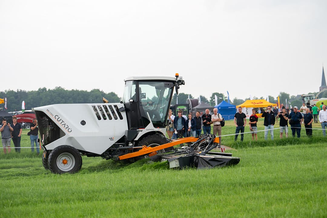 De Zwitserse machinefabrikant ARB-Tec presenteert de Cutaro SR 1100. Een zelfrijdende maaier met een werkbreedte van 11 meter, 350 pk onder de motorkap en een gewicht van 8,5 ton. ARB-Tec koopt de maaibalken en de kneuzers in bij Claas en bouwt daar zelf een maaier van. Kamps de Wild overweegt de machine te gaan importeren.