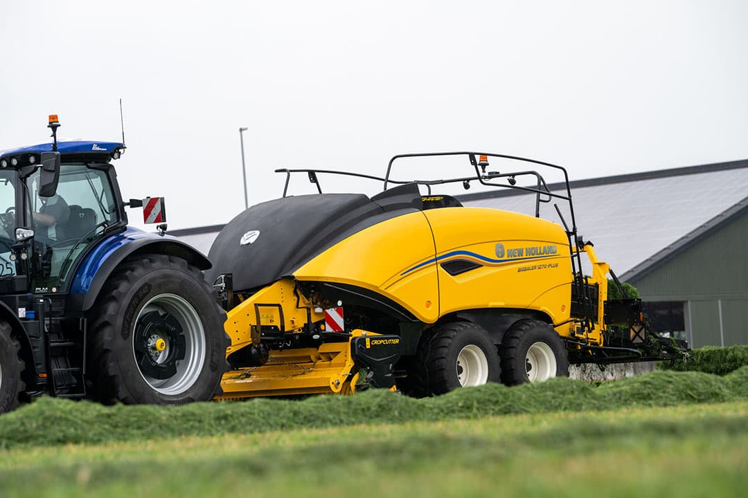 Deze New Holland Big Baler 1270 Rotor Cutter Plus is de nieuwste versie. Model jaar 23 te herkennen aan de nieuwste kleurstelling. Deze pers is uitgevoerd met een af fabriek XL tanden- en weeginrichting.