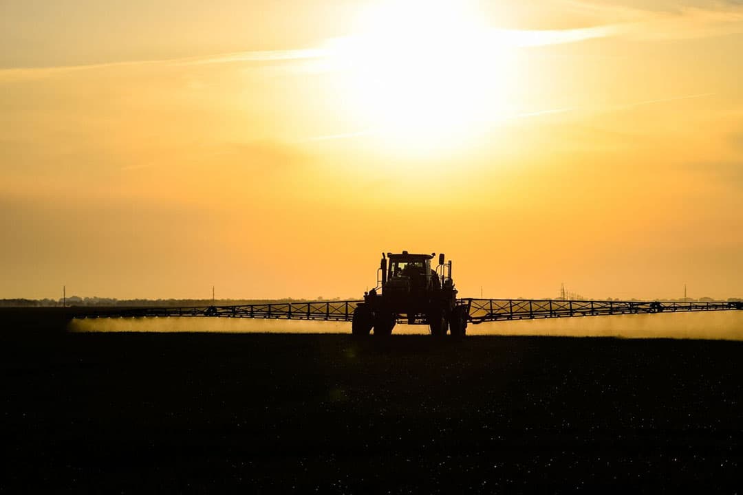 Het gebruik van glyfosaat bij graslandvernieuwing en het doodspuiten van vanggewas lijkt in Nederland op zijn einde te lopen, omdat landbouwminister Piet Adema alternatieven verplicht wil stellen. - Foto: Canva