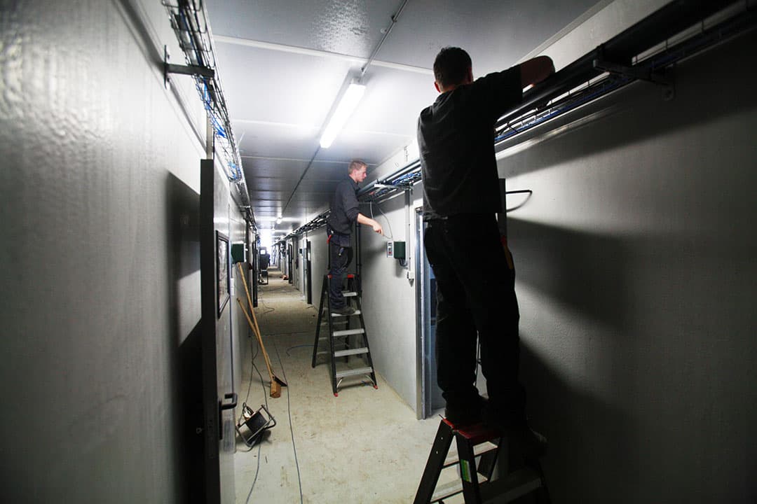 Nieuwbouw van een varkensstal waarbij rekening is gehouden met brandveiligheid. Elektra is bijvoorbeeld alleen gemonteerd aan betonnen prefabwanden, niet aan kunststofpanelen.  - Foto: Herbert Wiggerman