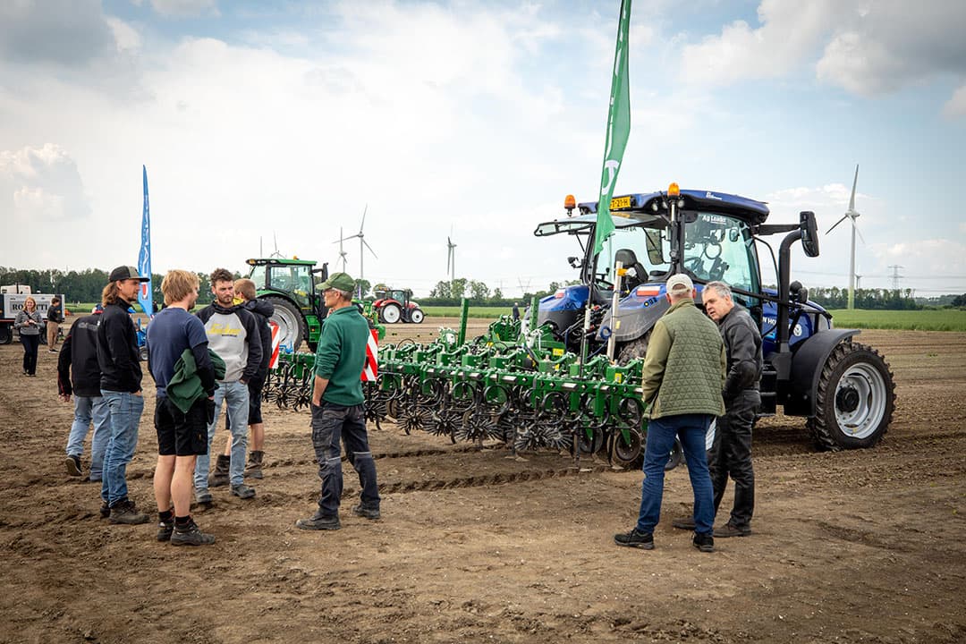 Op het gebied van onkruidbestrijdingstechniek is er voor elk wat wils, van moderne wiedeg tot cameraschoffel, van roterende wieder tot wiedrobot en elektrische onkruidbestrijding en van nieuwe lintzaaimachine tot volautomatische plantmachine. - Foto's: Koos Groenewold