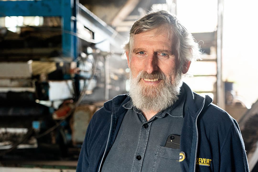 Bennie Ottink (69) heeft samen met zijn familie een kalverbedrijf met 2.100 blankvleeskalveren en een biologische mestverwerkingsinstallatie.