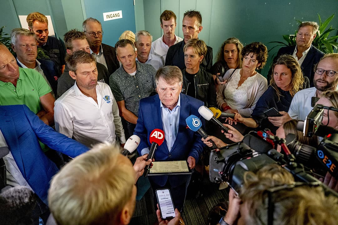 LTO-voorzitter Sjaak van der Tak leest een statement namens de boerenbelangenbehartigers voor, omringd door de andere boerenvoorzitters. Na een gesprek met Johan Remkes, zomer 2022, trokken de belangenbehartigers samen op. - Foto: ANP