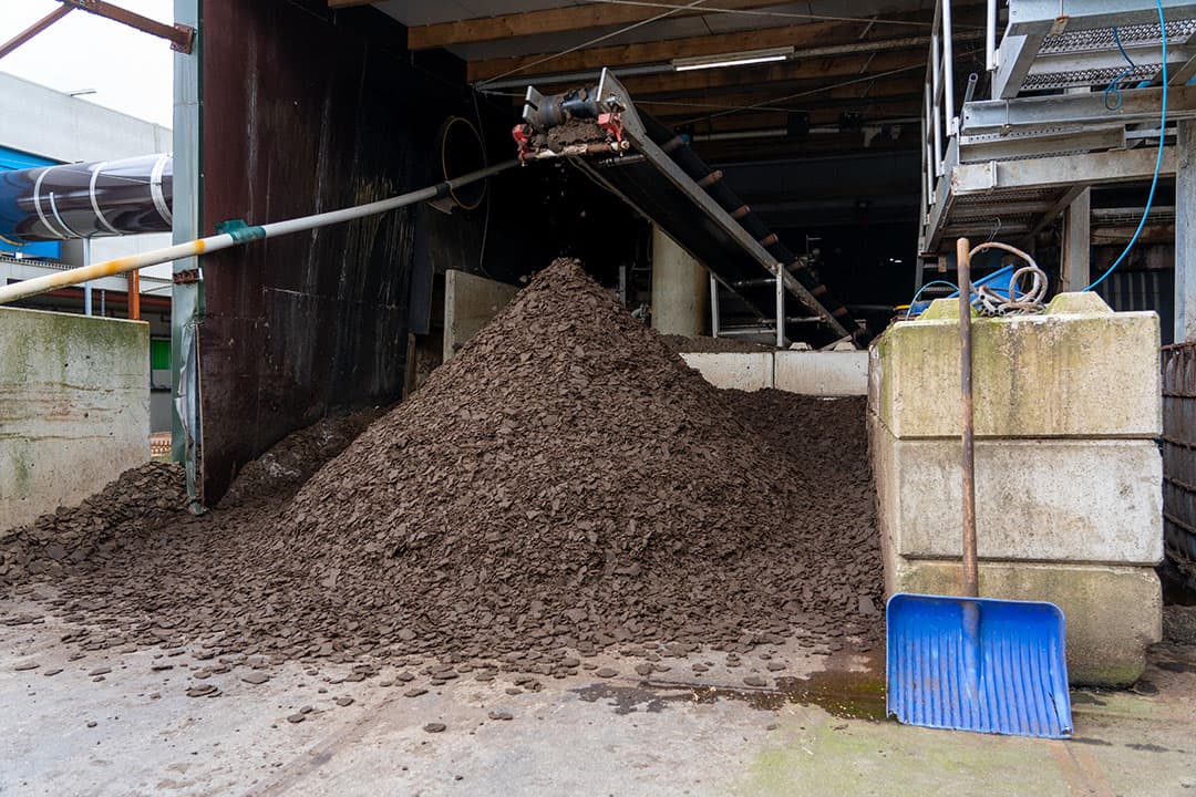 De (geurloze) dikke fractie belandt op deze bult en gaat uiteindelijk naar composteerders en akkerbouwers.