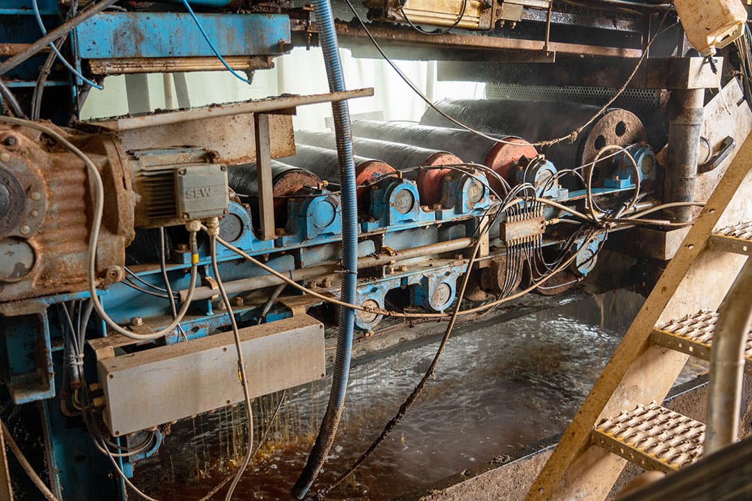 Mestvlokken worden geperst tot dikke fractie. De laatste 10% van het water valt naar beneden en gaat terug het systeem in.