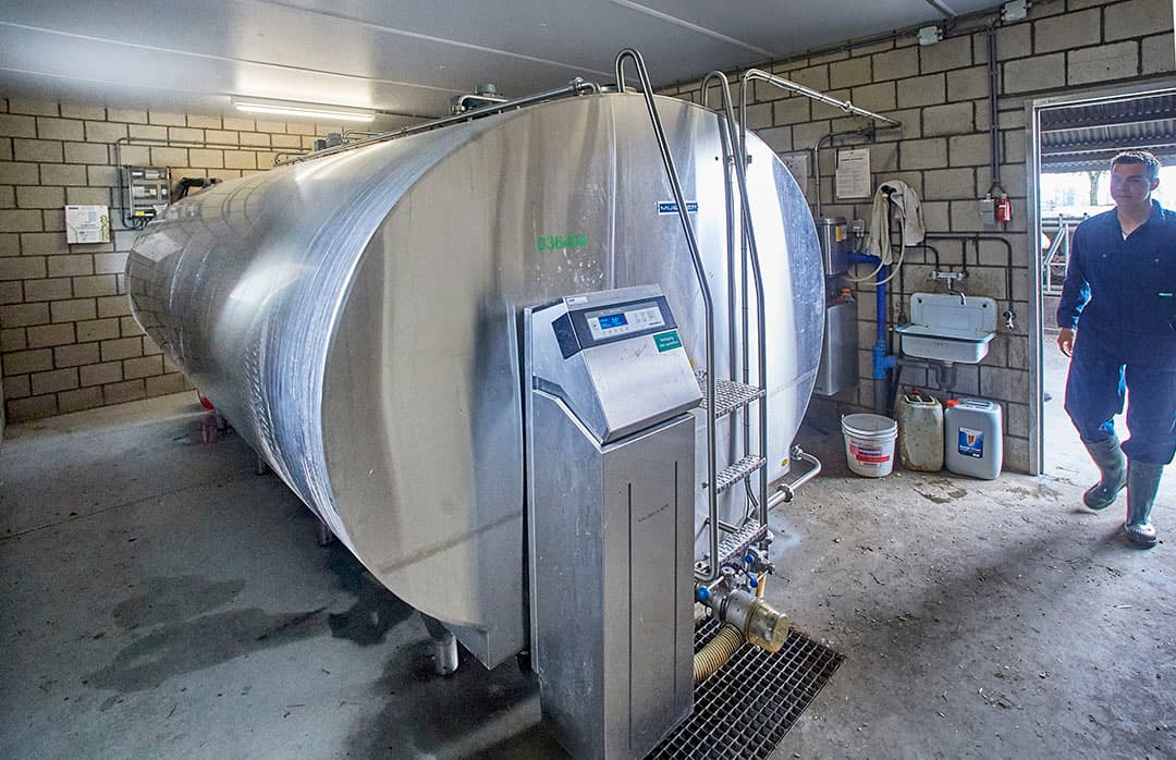 Van den Oever levert zijn melk aan FrieslandCampina. Vanwege de hoge vet- en eiwitgehaltes krijgt hij zo’n 2 cent per liter meer. Daarnaast ontvangt hij nog eens 1 cent extra.