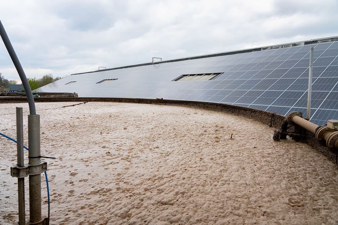 In deze silo wordt via een beluchtingssysteem constant zuurstof ingebracht; duidelijk te zien aan de bubbels. Dat de stroomrekening van Ottink toch binnen de perken blijft, is rechts te zien…