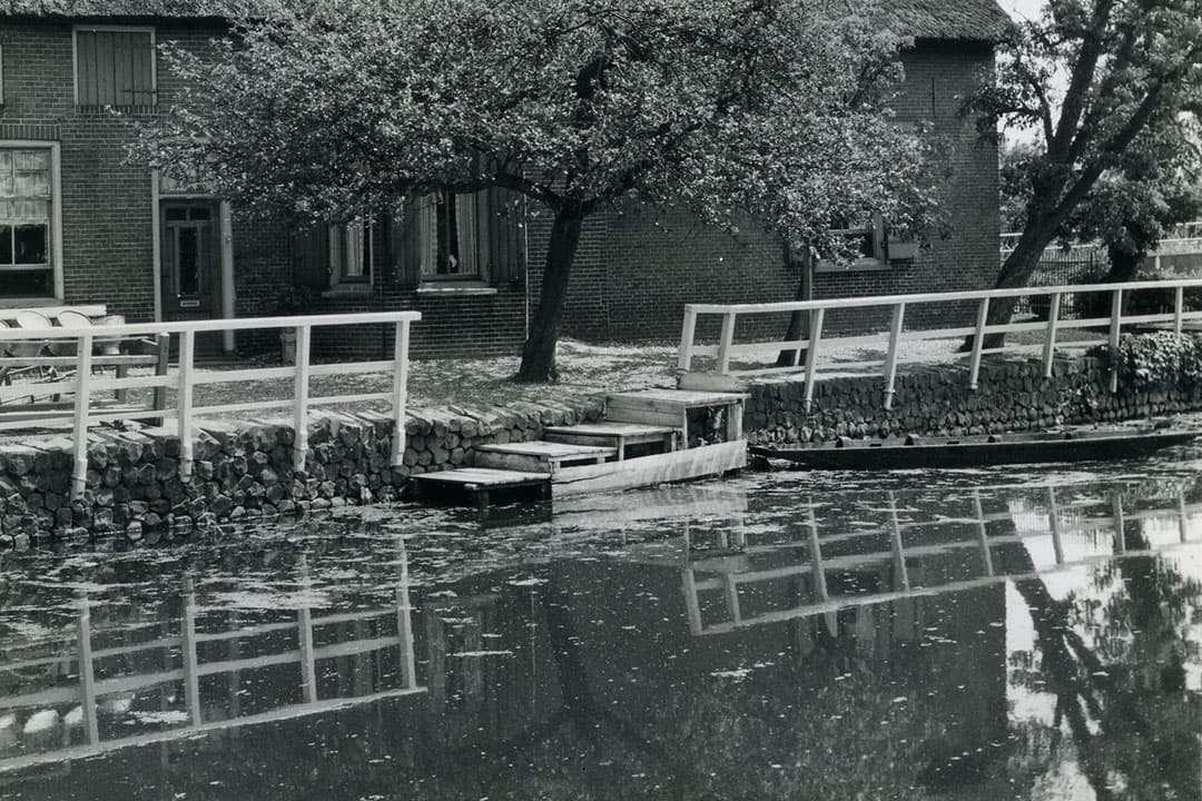 Een melkstoep, ook wel melksteiger genoemd, was een eenvoudige houten steiger aan het water. De naam suggereert dat er alleen melkbussen op stonden maar in de prakrijk was het een steiger voor vrijwel alles, van bezoek tot boodschappen. Naarmate er meer verbindingswegen kwamen, was de boot minder nodig. Zo verdwenen gaandeweg de melkstoepen. - Foto: Misset