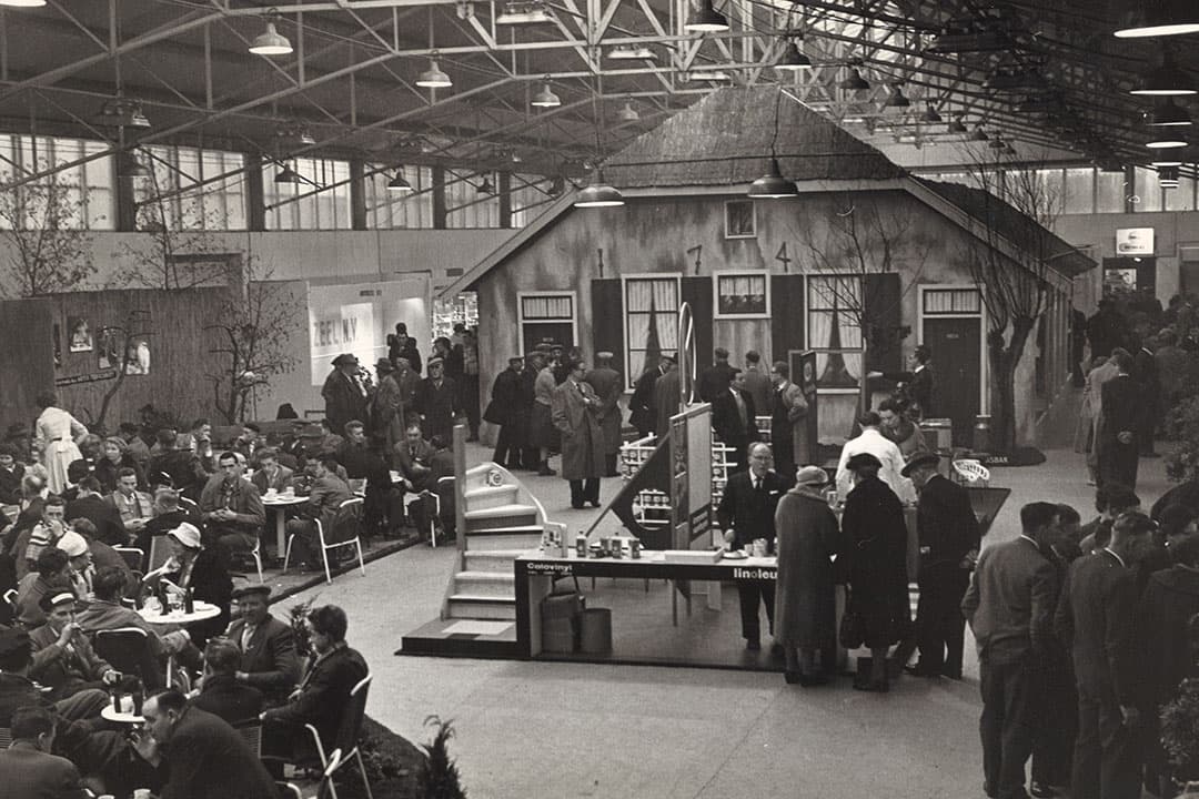 De organisatie van de landbouwRAI probeerde met dit vrouwenpaviljoen in 1969 ook boerinnen naar de beurs te trekken. Hoewel het vrouwelijk bezoek elk jaar ietsjes toenam, bleef het ver in de minderheid. - Foto: Misset