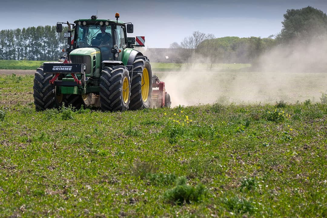Steeds meer akkerbouwers ontdekken de mogelijkheden van een biofrees. Vooral als onderdeel van een NKG-strategie, en ook om grasland zonder chemie aan te pakken. - Foto: Jan Willem van Vliet