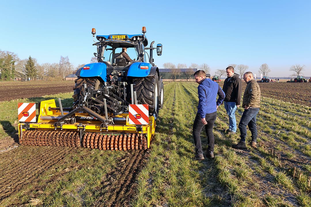 Welk werktuig je ook gebruikt voor het oppervlakkig bewerken van een groenbemester: hoe vlakker het land, hoe ondieper de bewerking kan. In principe is elk spoortje er een te veel. - Foto: Bert Jansen